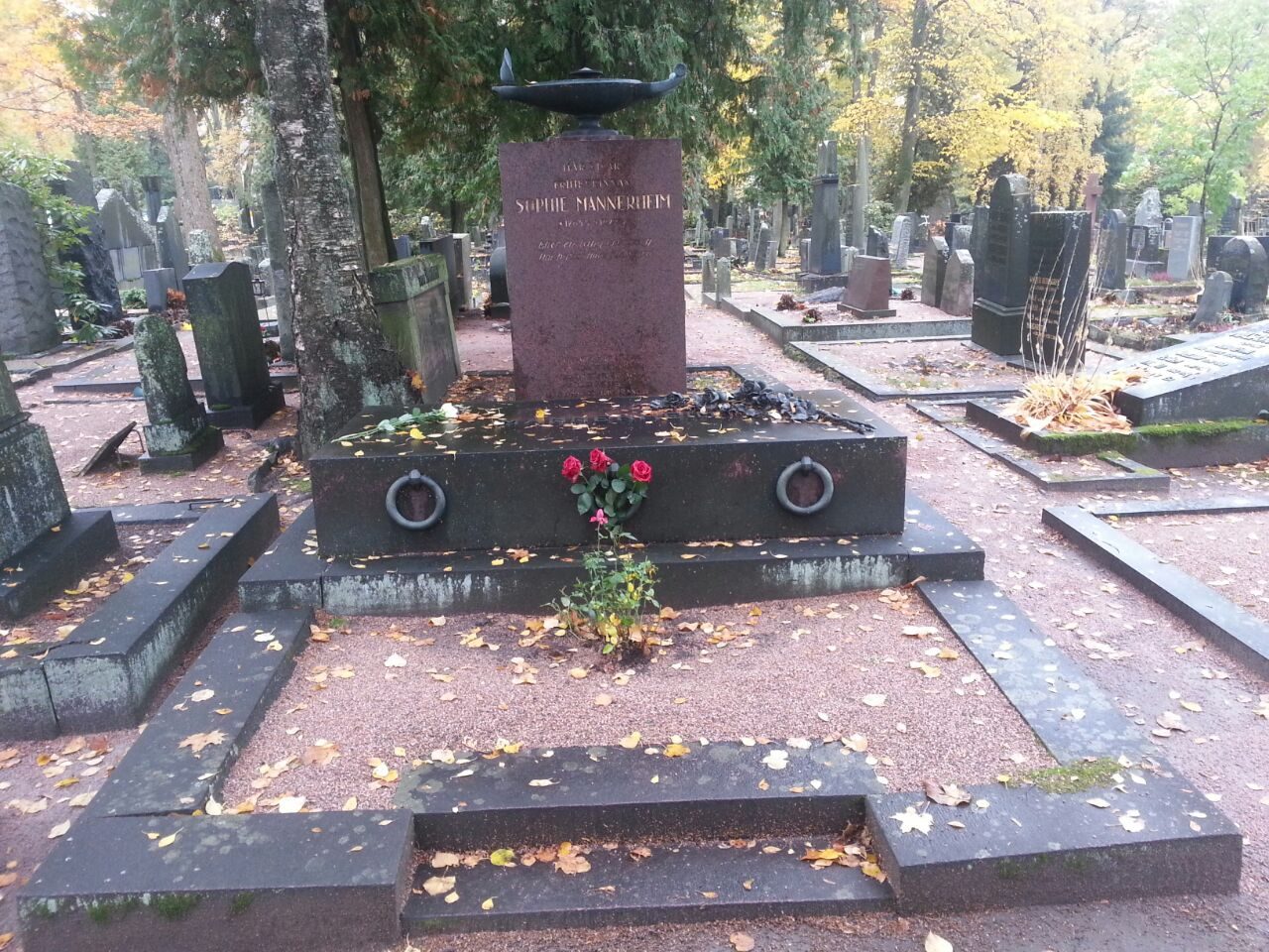 Sophie Mannerheim's tomb,Helsinki (1).JPG